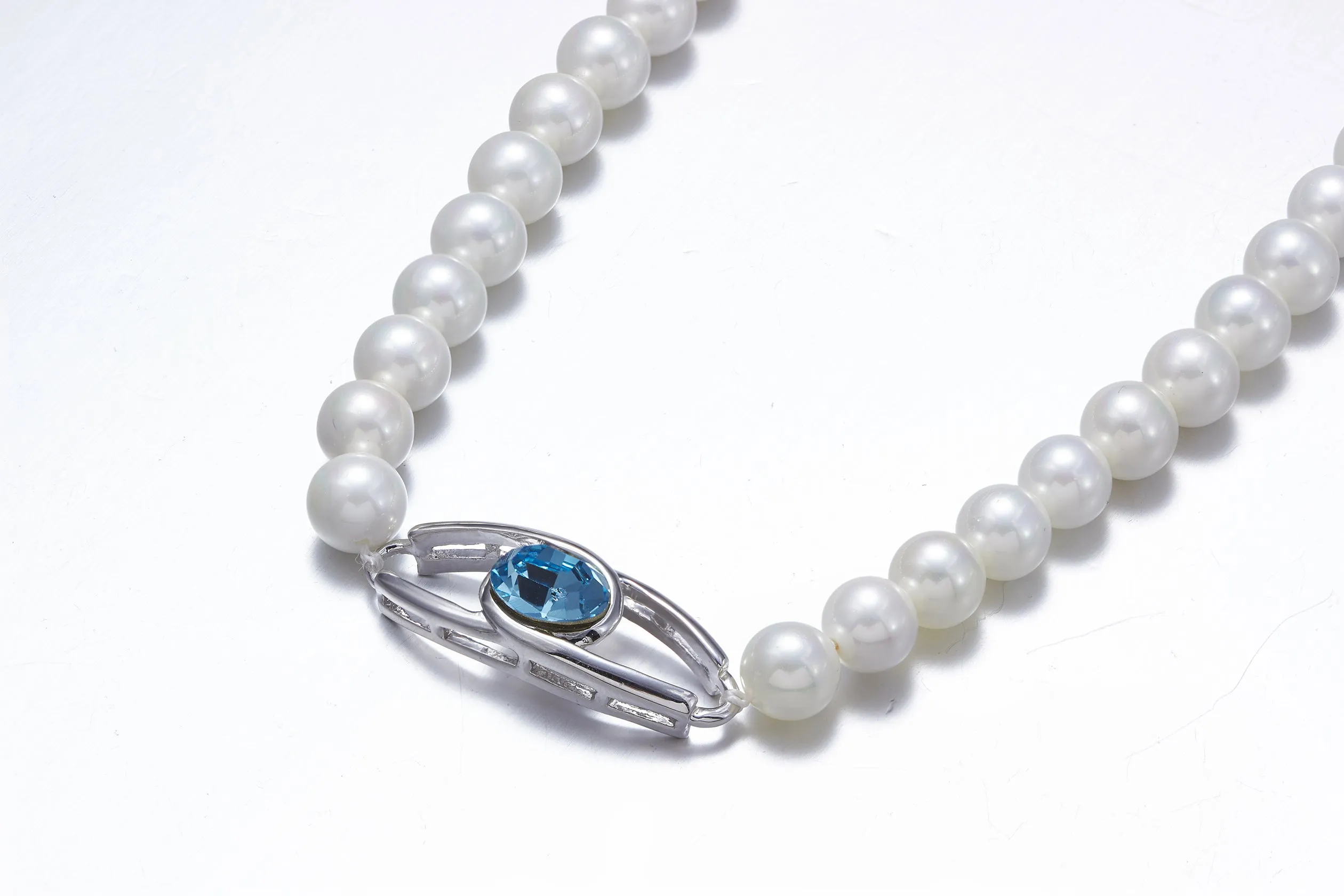 The classy pearl collier with a blue topaz swarovski pendant