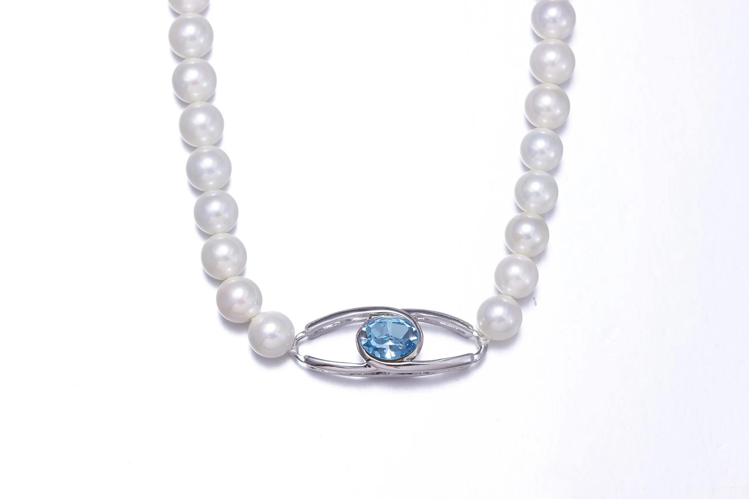 The classy pearl collier with a blue topaz swarovski pendant