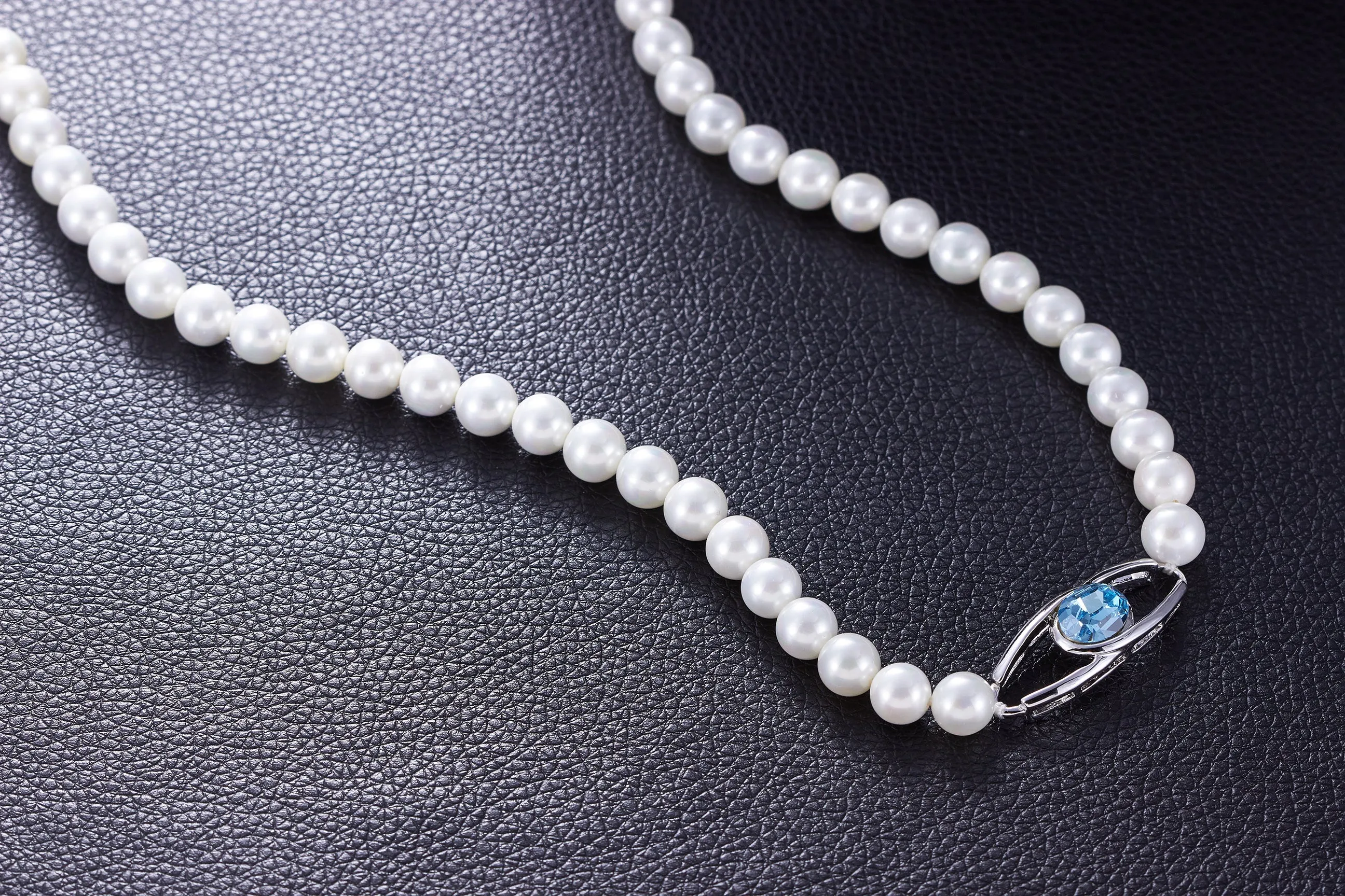 The classy pearl collier with a blue topaz swarovski pendant