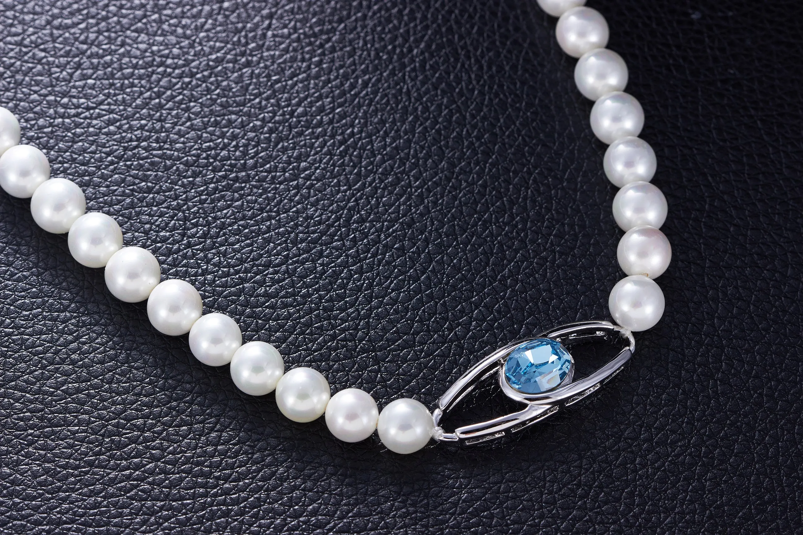 The classy pearl collier with a blue topaz swarovski pendant