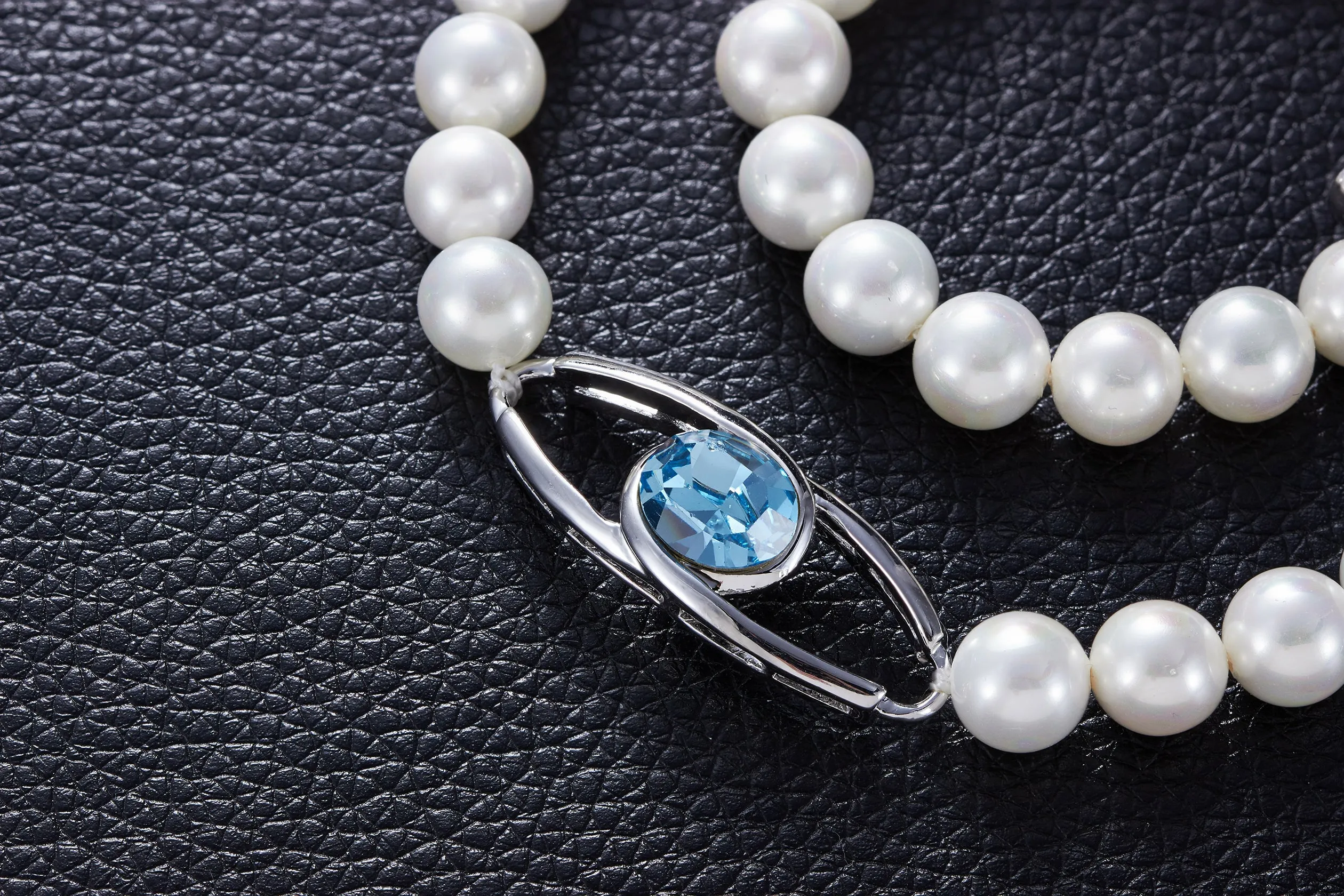 The classy pearl collier with a blue topaz swarovski pendant