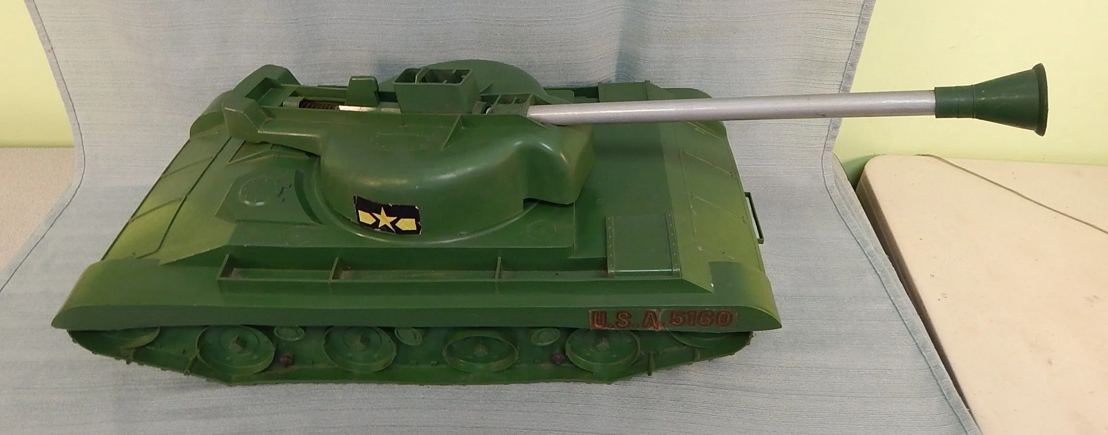 Vintage Payton Products Atomic Tank with 3 Soldiers