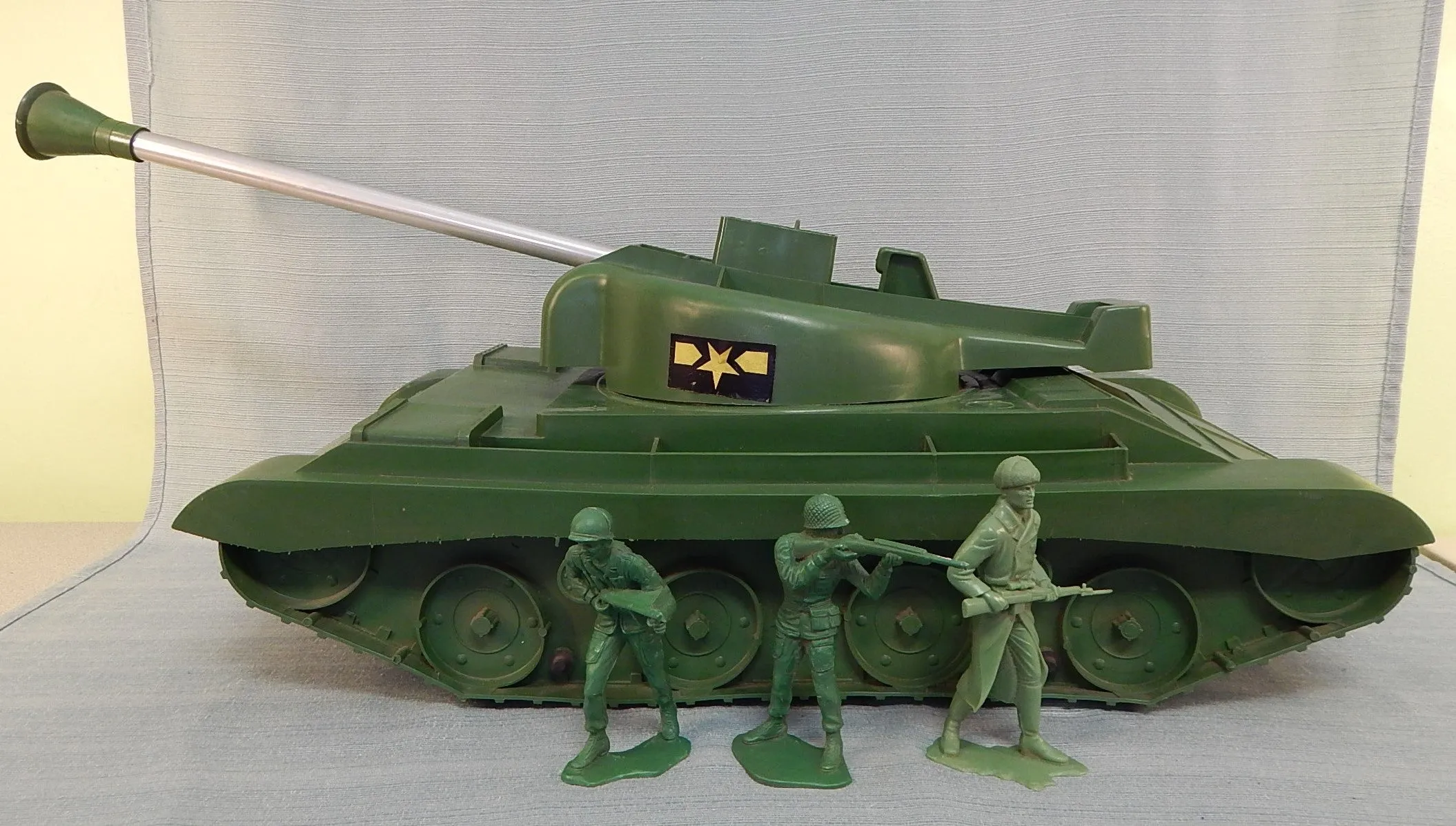 Vintage Payton Products Atomic Tank with 3 Soldiers